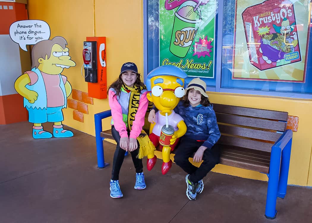 Universal Studios - Springfield bench with kids