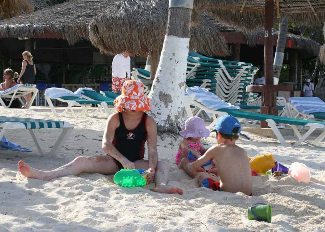 Aruba-with-Kids-3-kids-playing-in-sand-at-the-beach