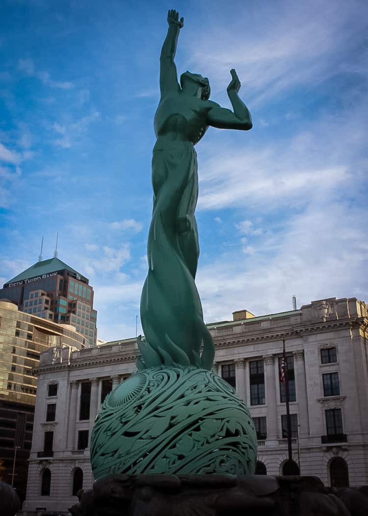 Cleveland - Drury-Plaza-Hotel-statue