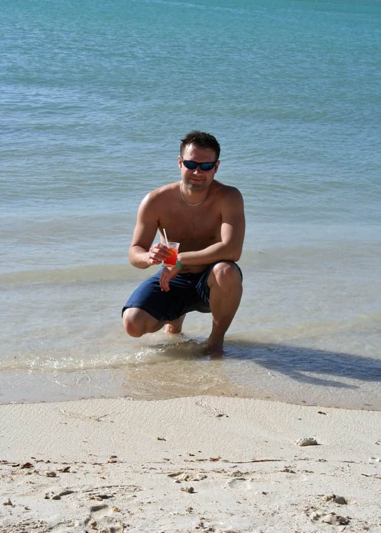 Drinking-Age-in-Aruba-Guy-with-Aruba-Ariba-on-the-beach