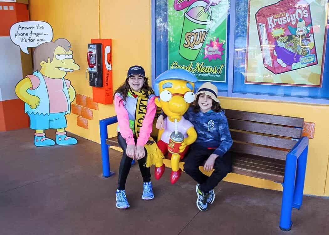 Universal Studios Orlando - Kids sitting on bench with Millhouse statue