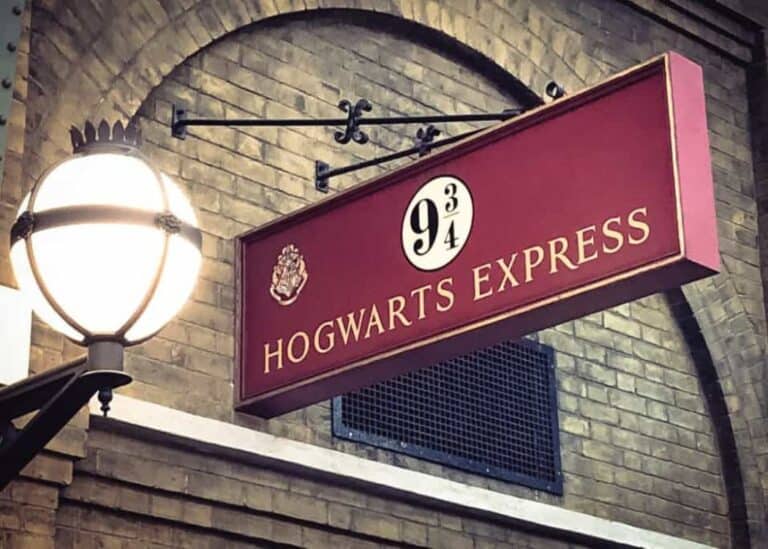 Wizarding World - Hogwarts Express Platform sign